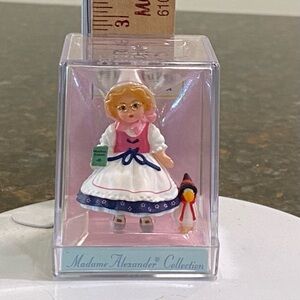 NIB Vintage Madame Alexander Mother Goose mini figurine 1997 Hallmark